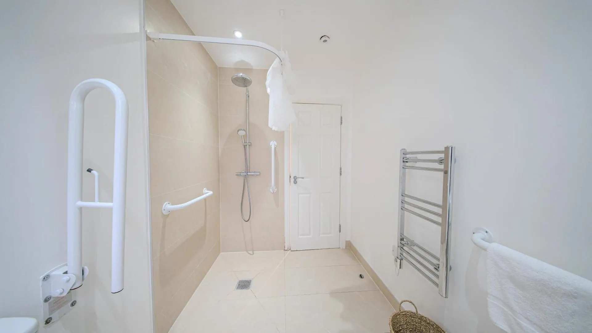 Ilford Luxury Apartments Hotel