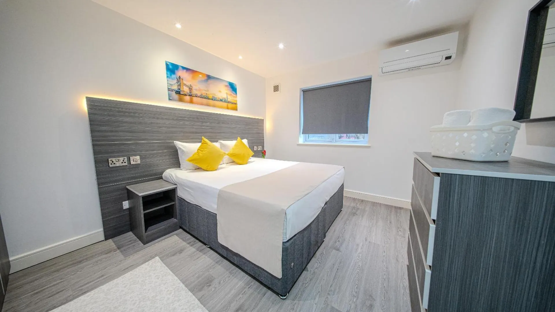 Ilford Luxury Apartments 4*,